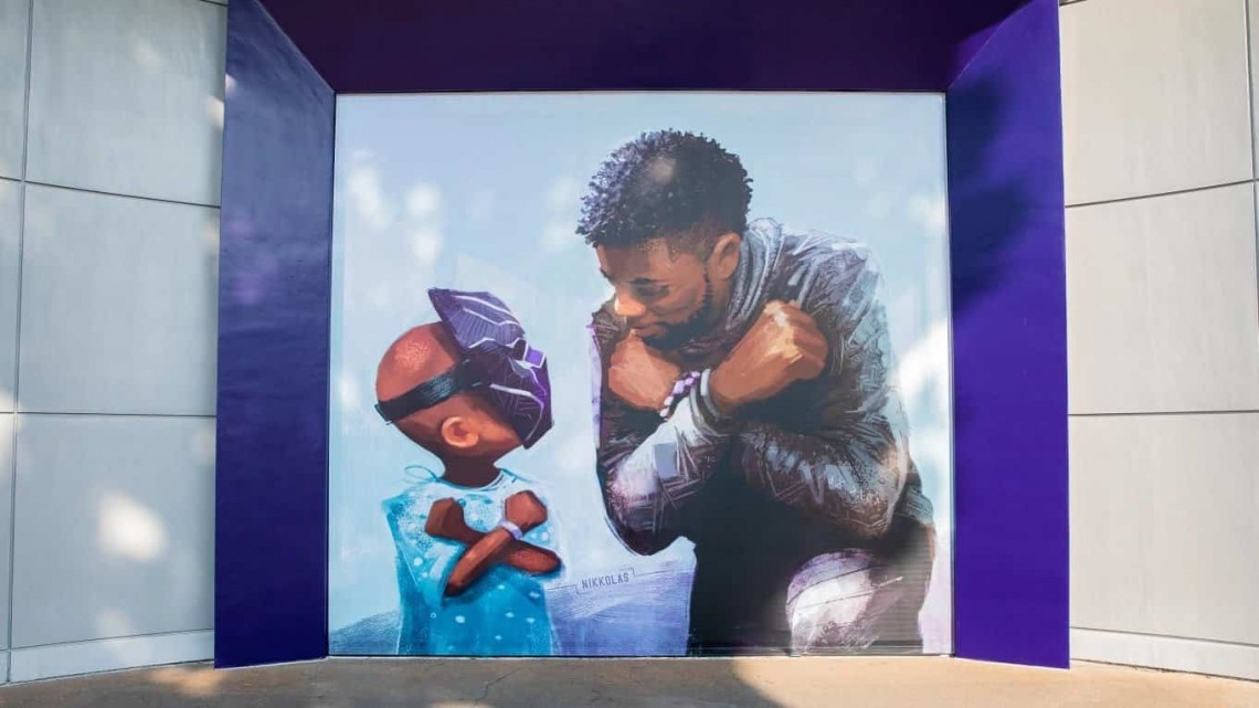 Chadwick Boseman es homenajeado con mural realizado por Disney 