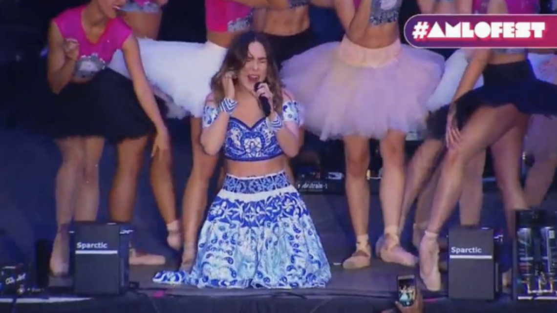 Belinda presentándose en el AMLO Fest