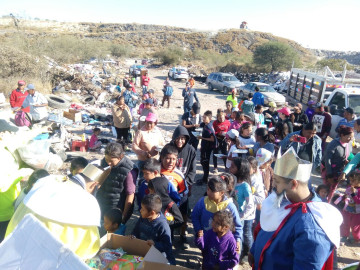 Policía Estatal entrega regalos y dulces a niños de sectores populares