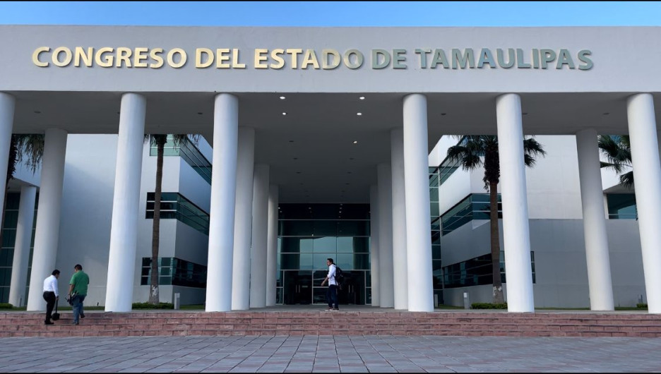 Panistas denuncian secuestró del Congreso