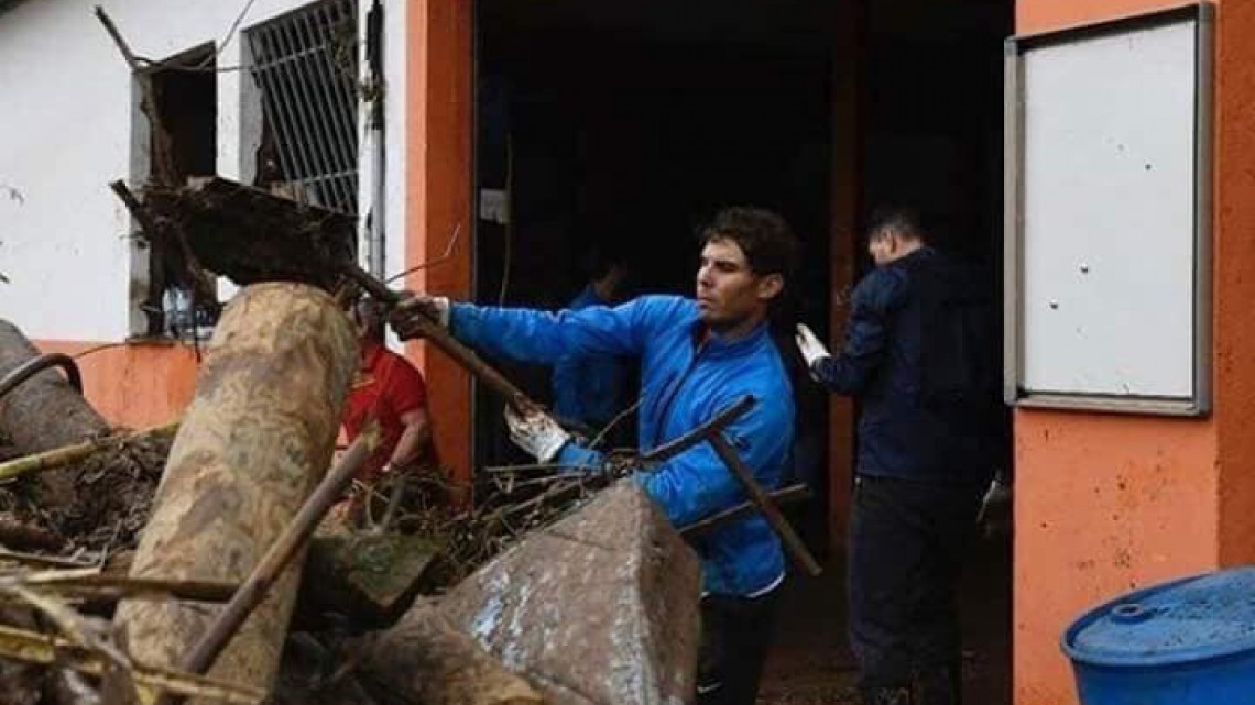  Rafael Nadal se une a labores de limpieza tras inundaciones en Mallorca