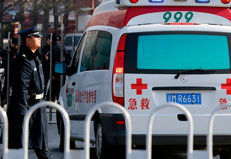 Mueren cinco personas luego que conductor embiste a escolares en China