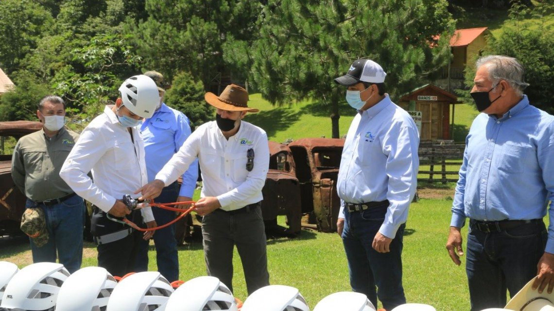 Entrega Gobernador equipo para fortalecer ecoturismo en "El Cielo"