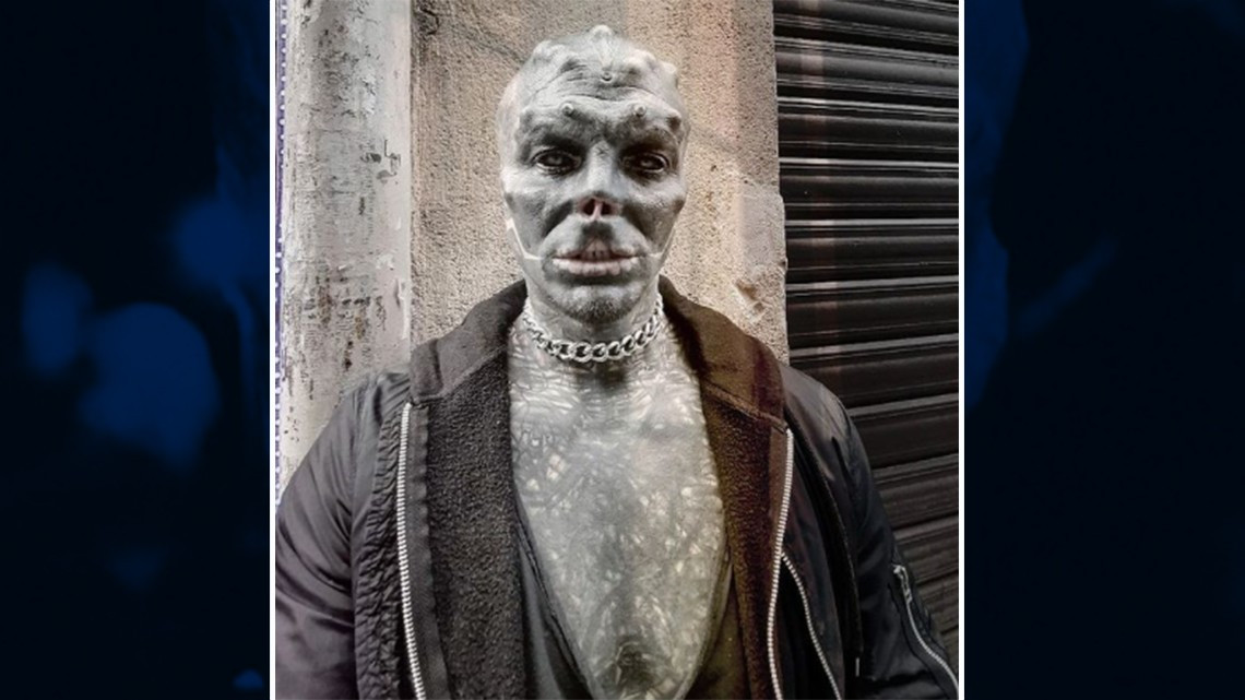 ¡Impresionante! Hombre modifica su rostro para verse como alienígena negro