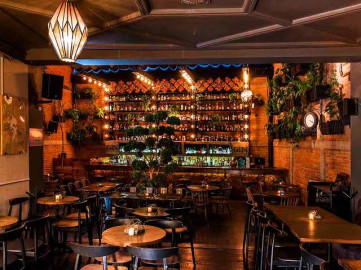 Estadounidense es acusada de causar contagios masivos de COVID-19 en Alemania