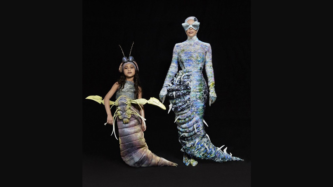 La familia West-Kardashian posa con un nuevo disfraz