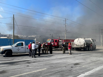 Continua labores contra incendio en recicladora 