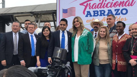 Presiden Alcaldes de Reynosa e Hidalgo, ceremonia del abrazo