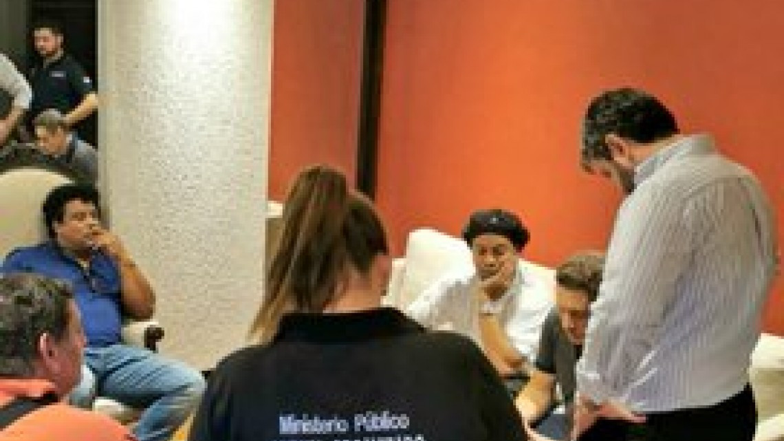 ¡Detenido! Ronaldinho bajo custodia policial en Paraguay por documentación falsa