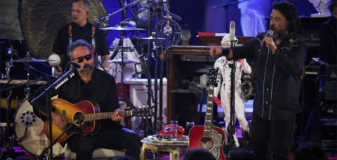 Molotov lanza "Gimme the power" versión Unplugged