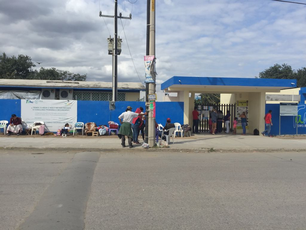 Padres de familia hacen fila para inscribir a sus hijos