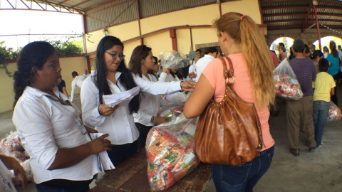 Alcalde realiza entrega de dulces a líderes de colonia 