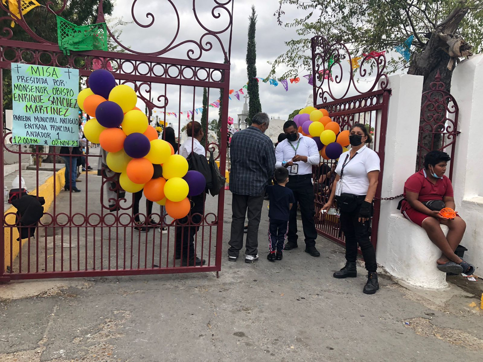 Familias visitan a sus fieles difuntos en Nuevo Laredo 