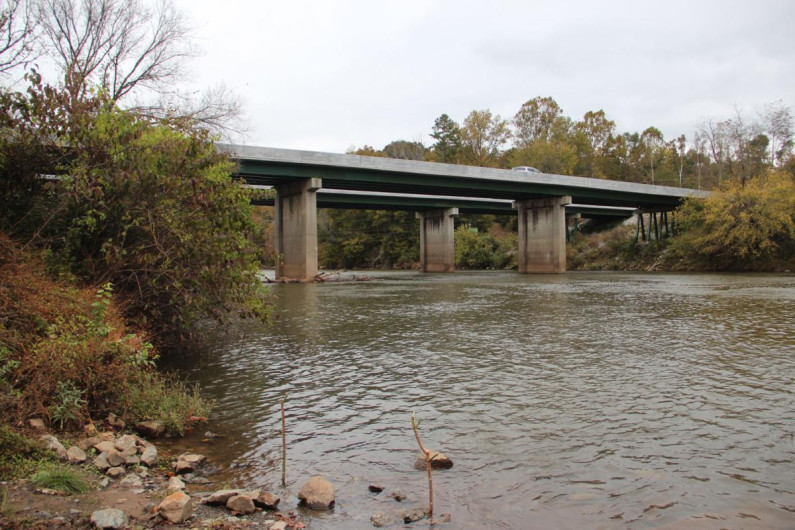 Encuentran dos cuerpos bajo un puente en Georgia 