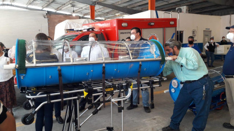 Recibe PCyB donación de cápsulas para traslados de pacientes COVID