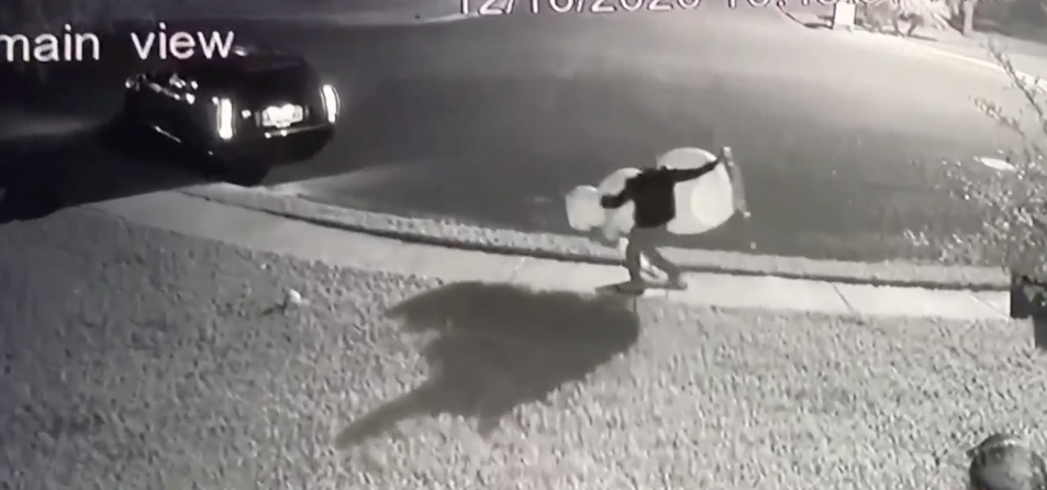 Ladrón se roba adornos navideños de una vivienda en Mission