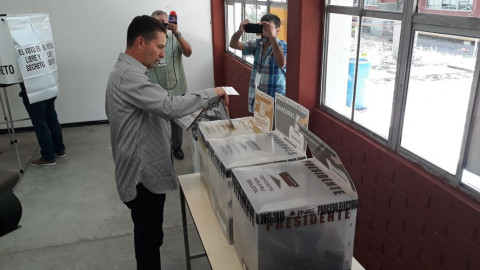 Servando López sale a votar