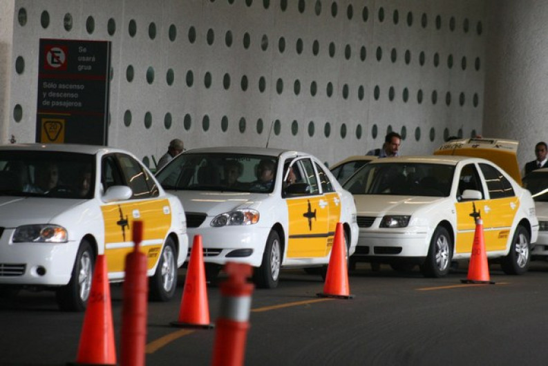 Multan a taxistas del AICM