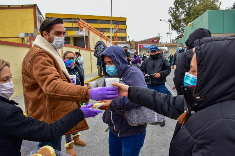 DIF Reynosa reparte cobijas y alimento caliente a personas vulnerables ante las bajas temperaturas