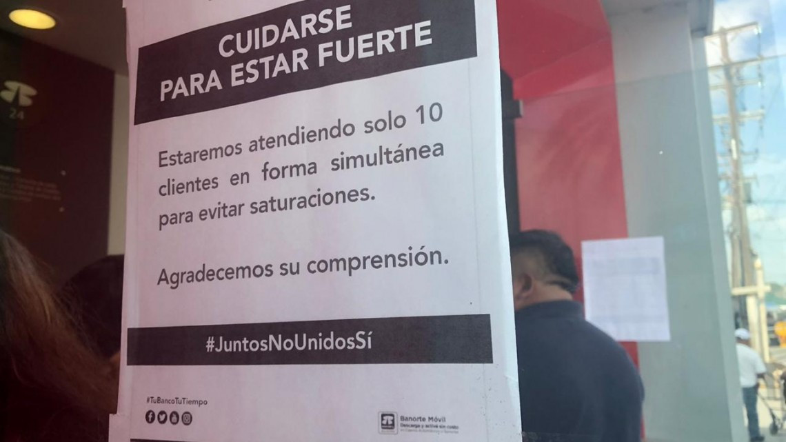 Largas filas en bancos no acatan distancia recomendada