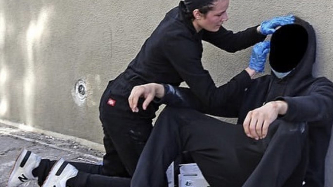 Captan a Halsey y Yungblud curando a heridos en protestas en Los Ángeles 