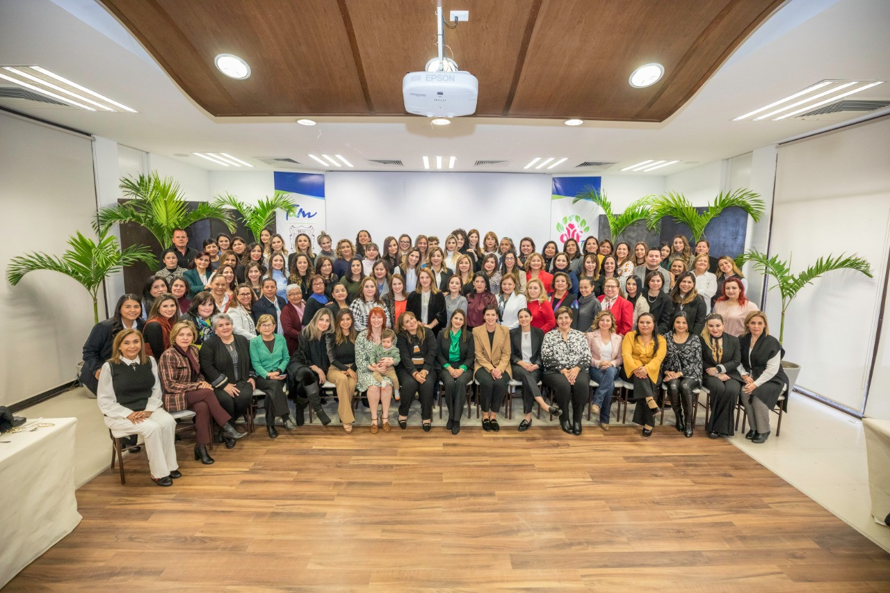 Mariana Gómez convive con el voluntariado del DIF Tamaulipas