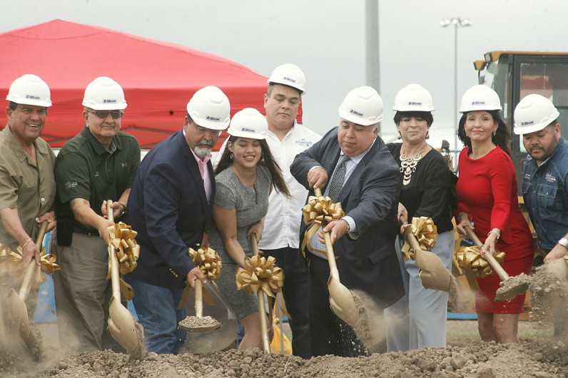Colocan la primera piedra en expansión de Puente Internacional en Donna