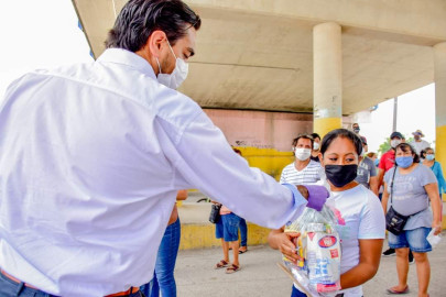 Voluntariado DIF entrega artículos de la despensa básica a locatarios del tianguis el Riel