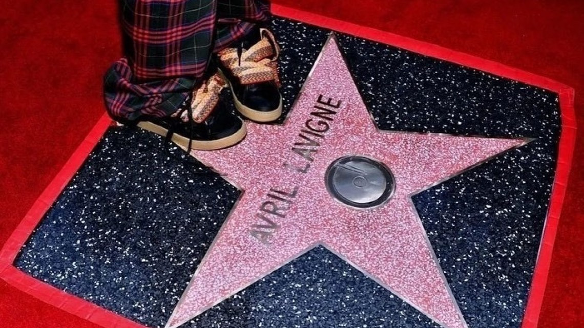 Avril Lavigne recibe su estrella en el paseo de la Fama de Hollywood