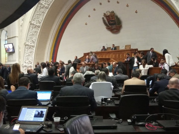 La Asamblea Nacional declara "usurpador de la presidencia" a Maduro