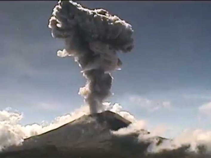 Alertan a ciudadanos por posible caída de cenizas por explosión del Popocatépetl 
