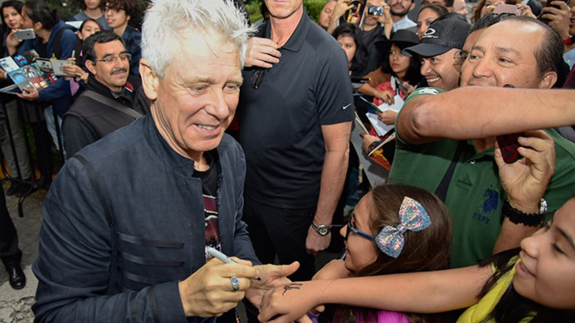 Los U2 saludan a su público antes del concierto