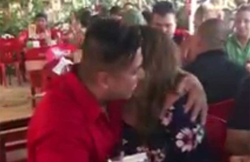 Sujeto le propone matrimonio a su pareja en un taco