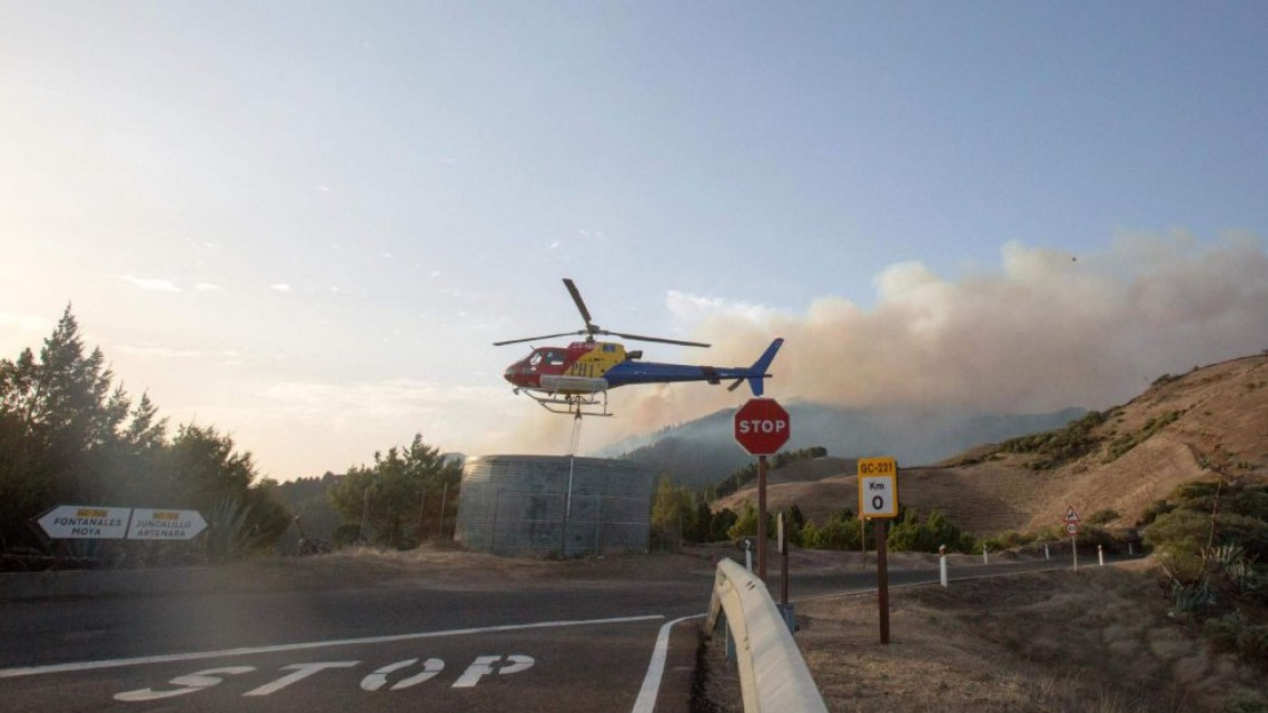 Evacuan 8.000 personas en el fuego "sin control" de Gran Canaria 