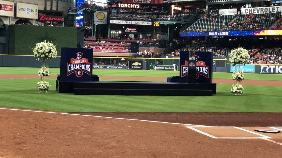 Entregan anillos de campeones a los Astros de Houston