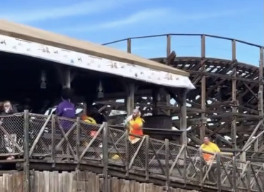 Árbol cae sobre montaña rusa en España 