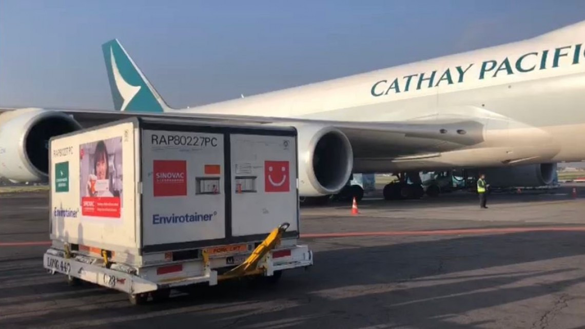 Llega al AICM cargamento con dos millones de vacuna SinoVac