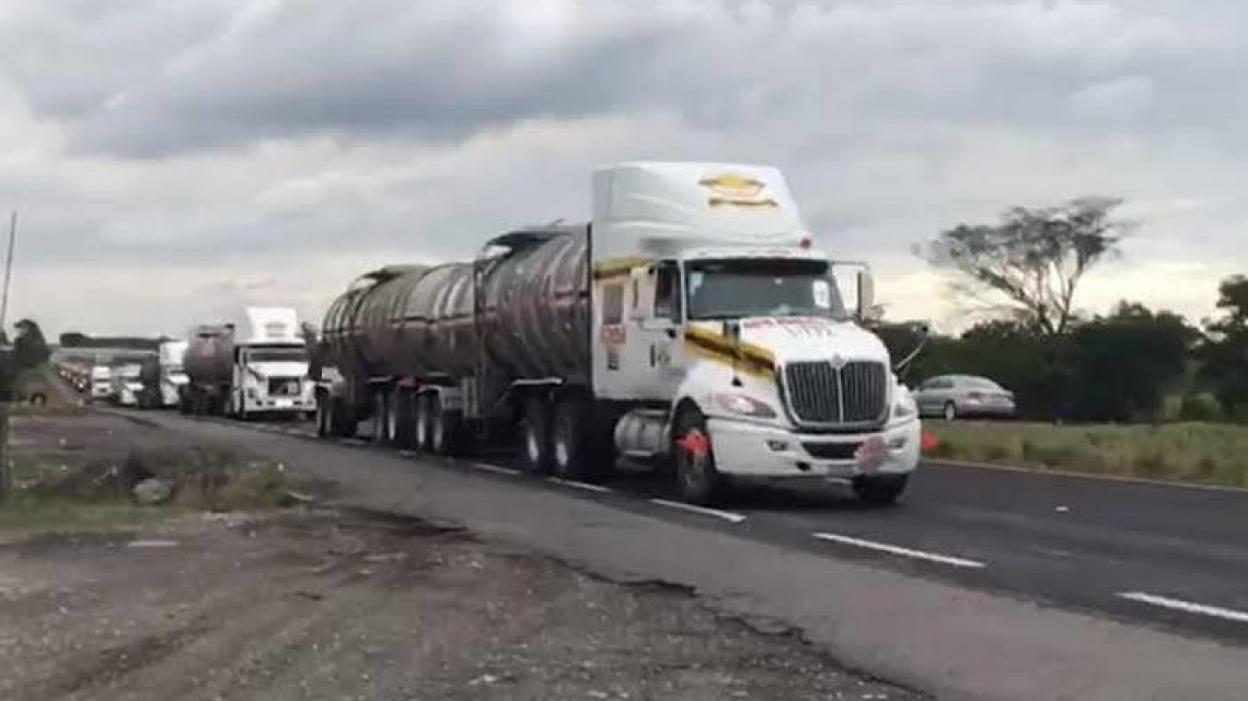Llama PC a manejar con precaución ante circulación de pipas con gasolina por carretera