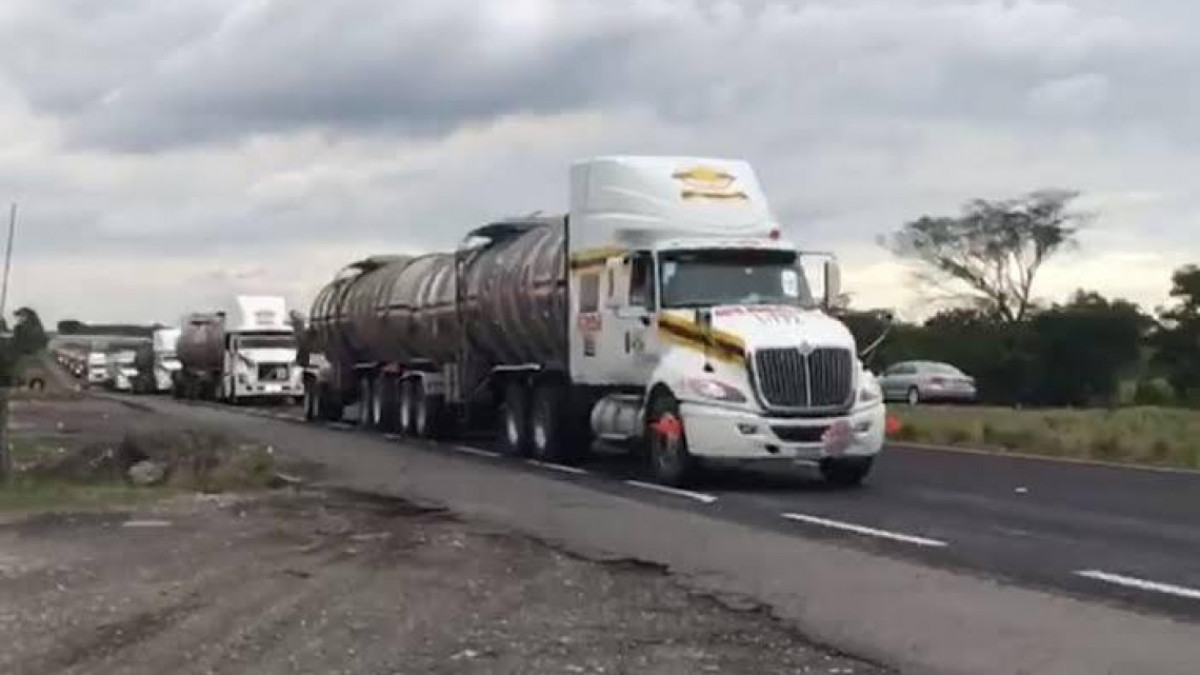 Llama PC a manejar con precaución ante circulación de pipas con gasolina por carretera