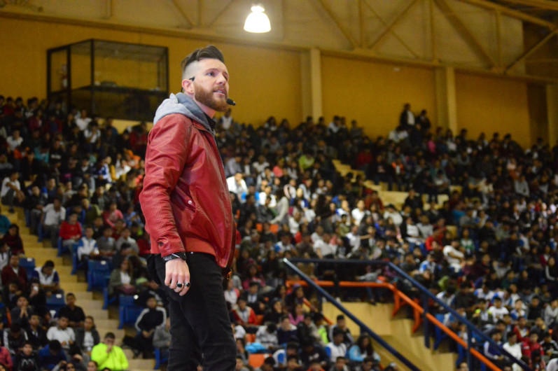 Alrededor de 3 mil 500 jóvenes reciben conferencia “El Fracaso No Existe”