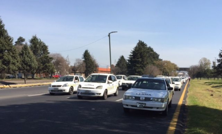Taxistas marchan rumbo Palacio de Gobierno de Toluca por el 'gasolinazo'