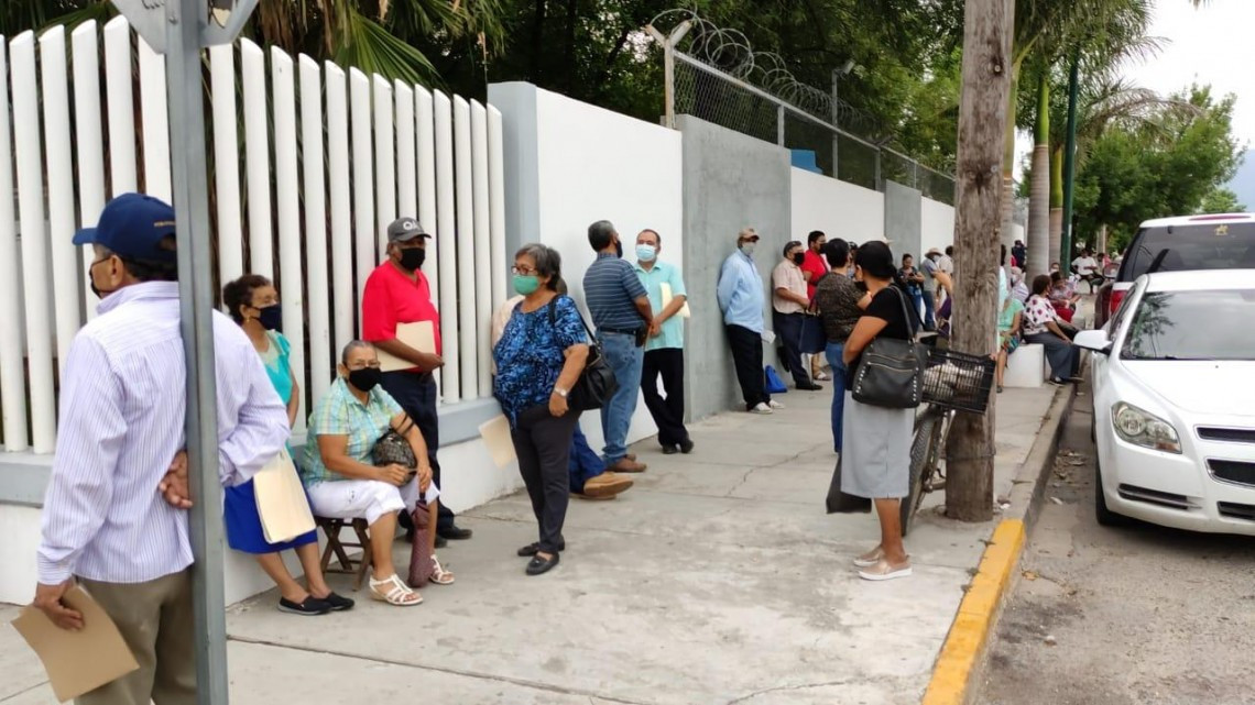 Largas filas para la incorporación al programa 65 y más  