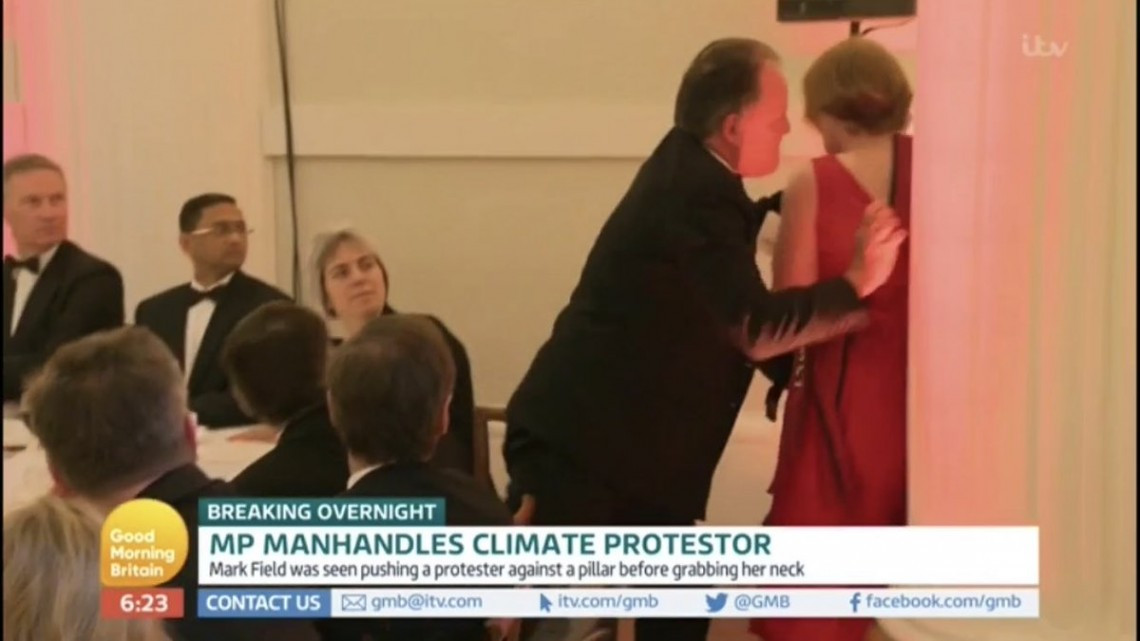Suspenden a un diputado británico por agarrar a una manifestante por el cuello