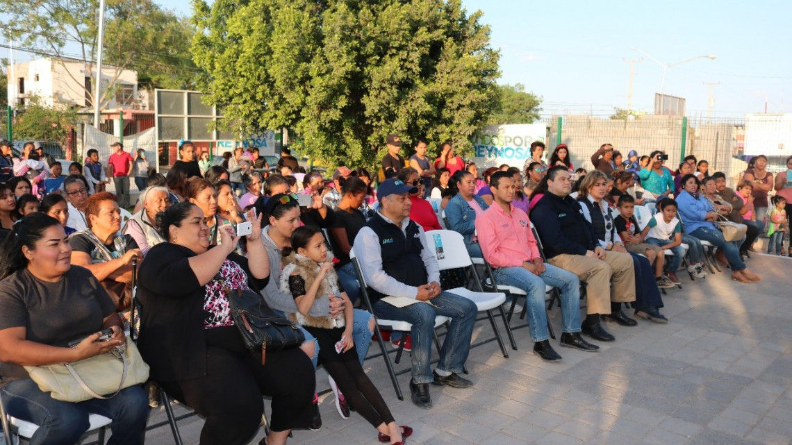 Disfrutan familias de eventos culturales