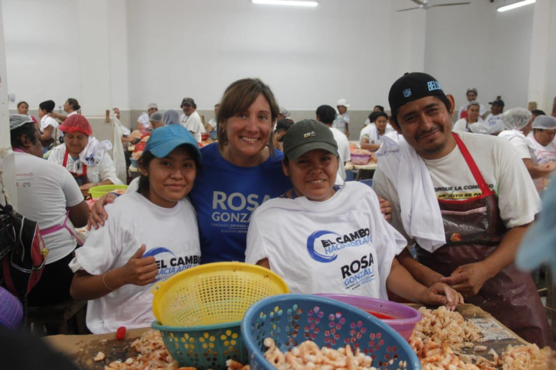 Recibe Rosa González respaldo de trabajadoras despicadoras
