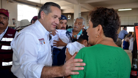 Locatarios del mercado 18 de Marzo con Adrián Oseguera