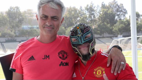 Rey Misterio visita al Manchester United