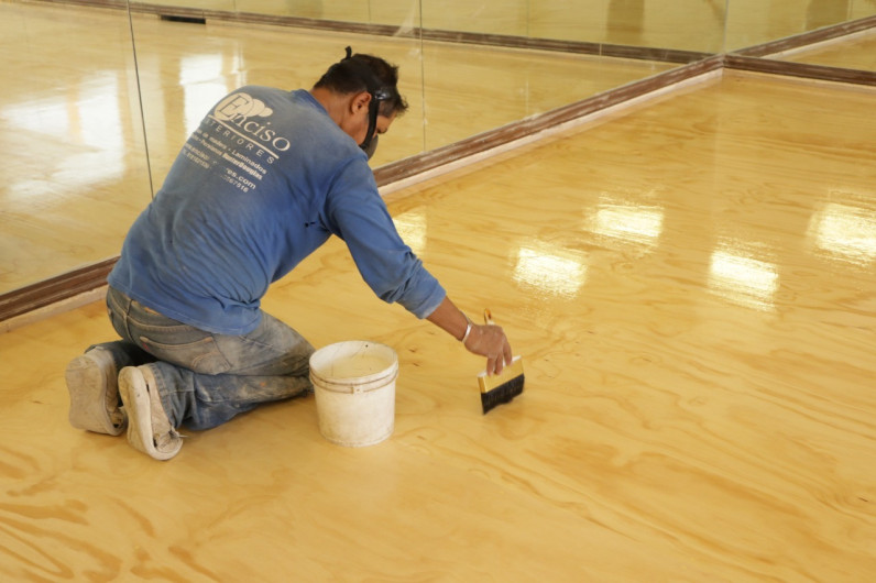 Concluyen obras de duelas para salones de danza