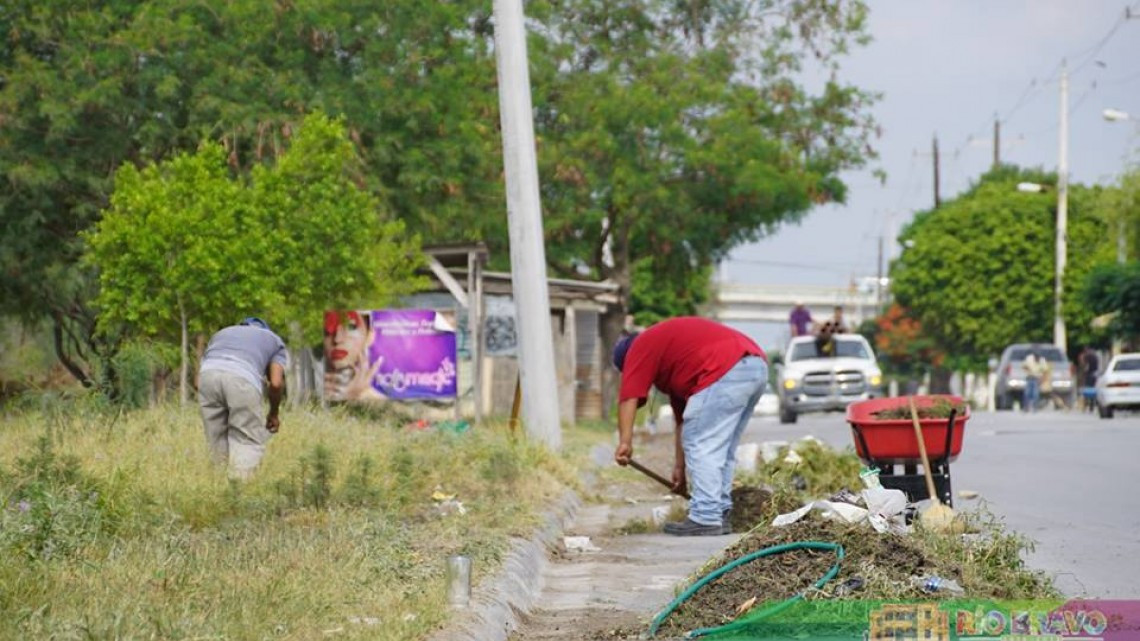 Realizan trabajos de limpieza en calle Coahuila Norte