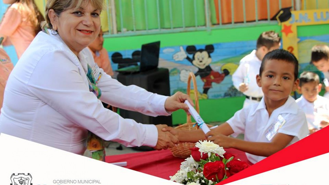 Entregan constancias en jardín de niños